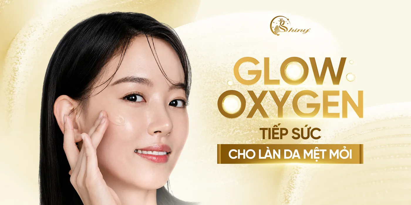 Thiết kế Glow Oxygen của Shiny với người mẫu thoa kem trên má