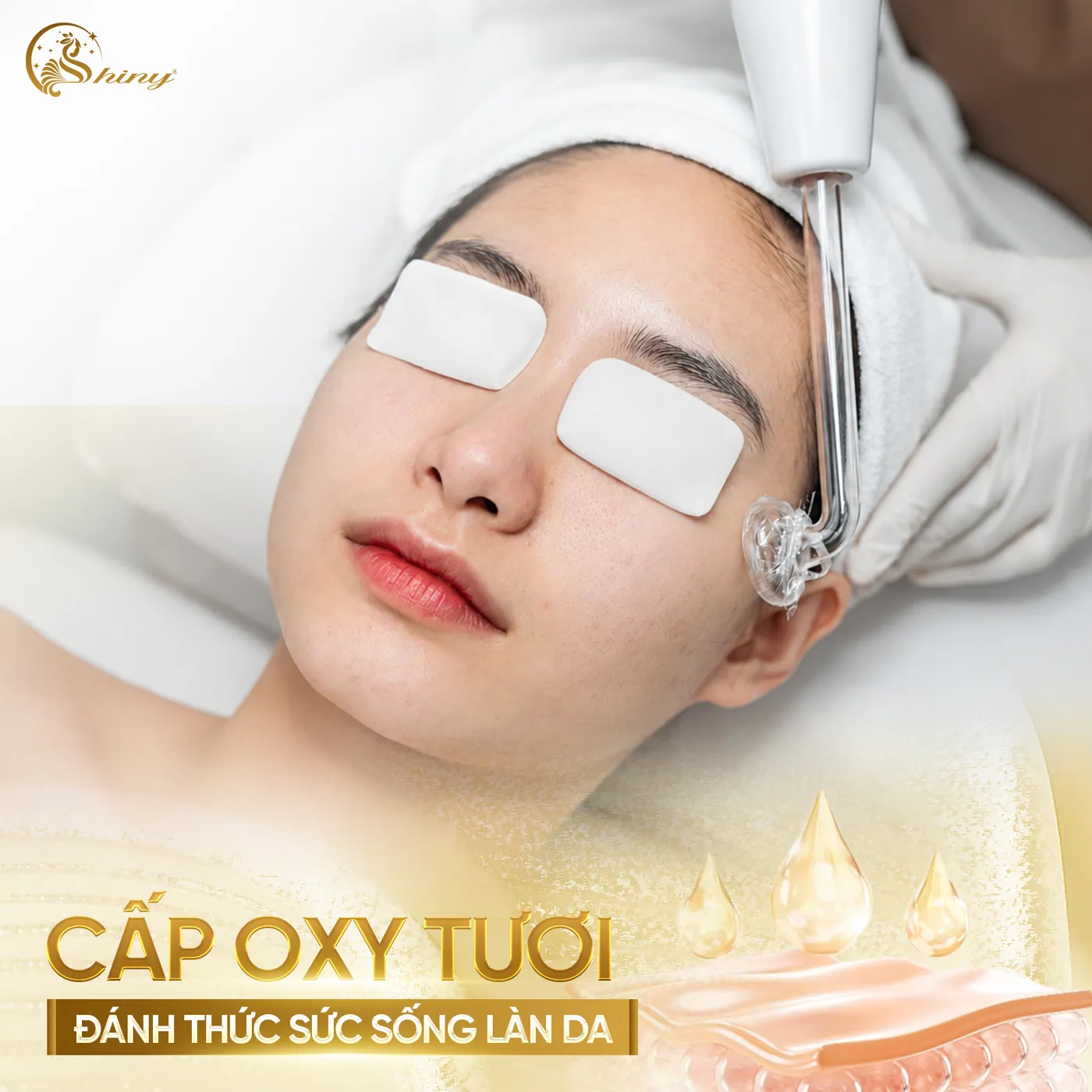 Ảnh trong bộ Glow Oxygen của Shiny, thao tác bằng đầu chăm sóc da ở vùng má