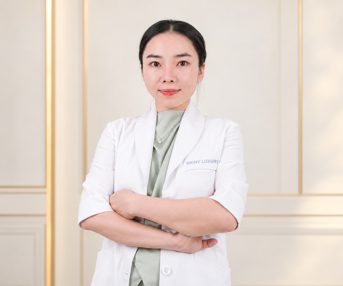 Chân dung bác sĩ Thu mặc áo blouse trắng tại Shiny