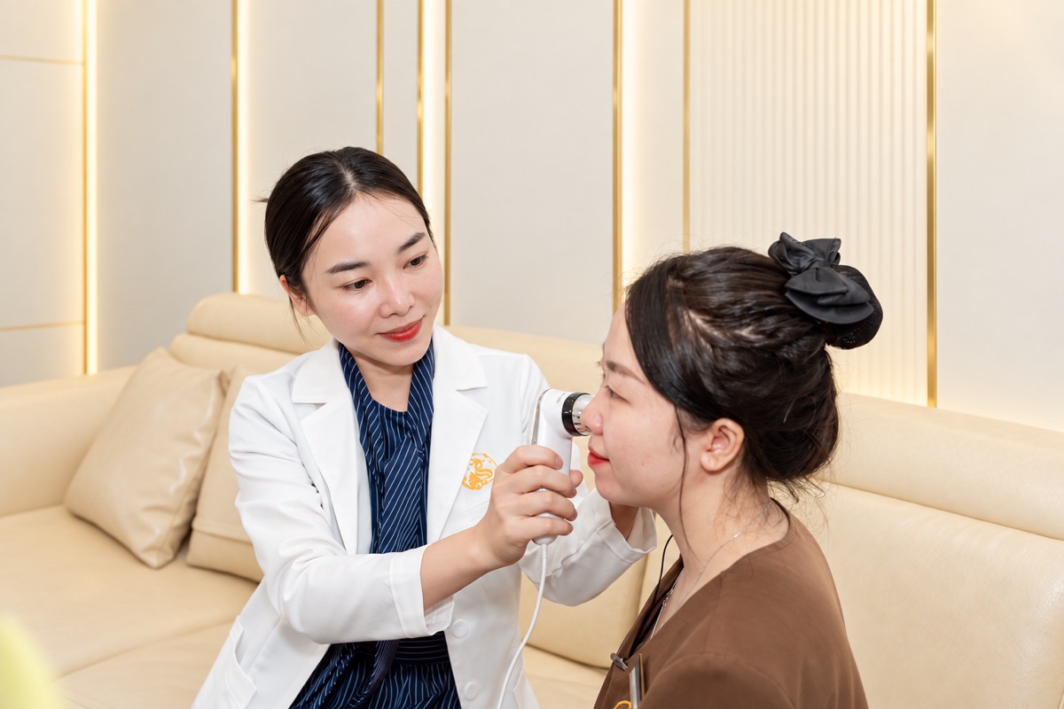 Bác sĩ Thu sử dụng thiết bị soi da cầm tay