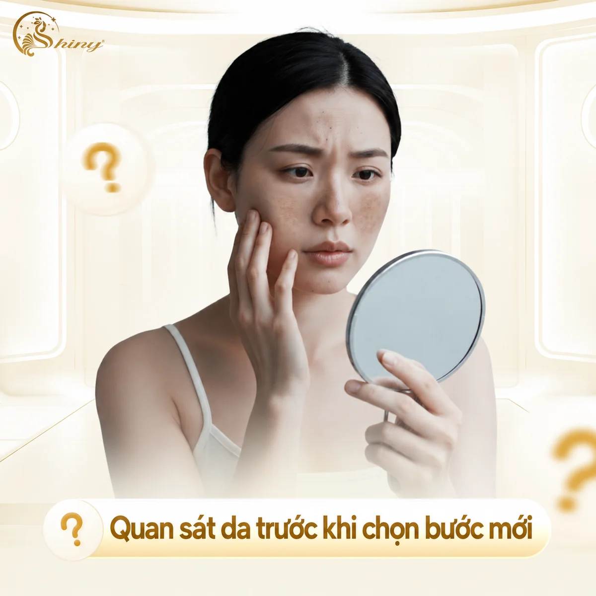 Người phụ nữ cầm gương quan sát da trong thiết kế minh hoạ của Shiny